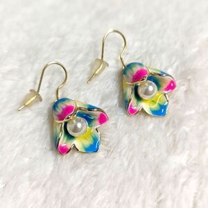 NWOT Lovely Blucome Floral Enamel w/ Faux Pearl Center Pierced Earrings